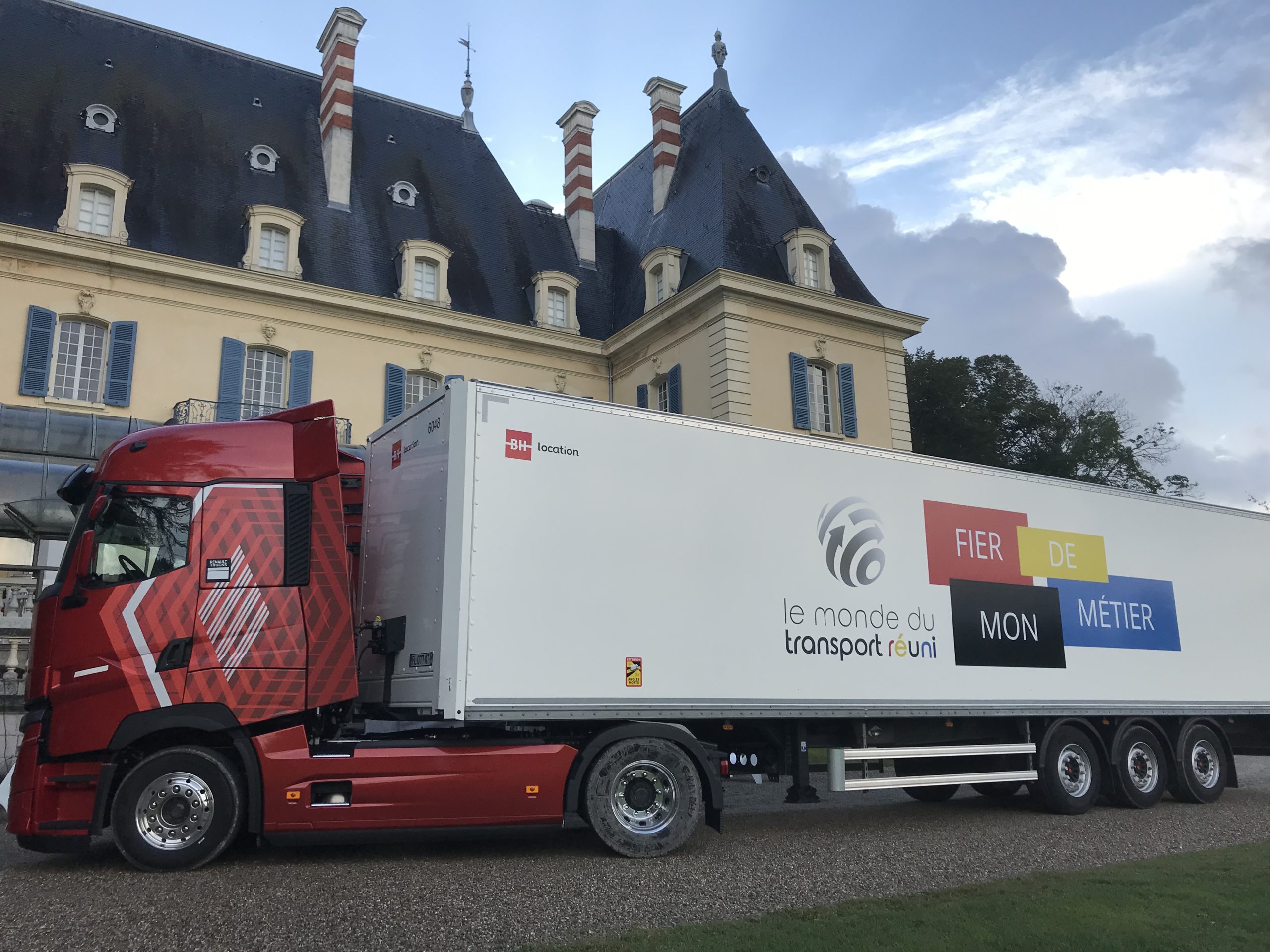Vos semi-remorques “Fier de mon métier” sur les routes - Le Monde Du Transport Réuni